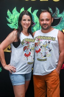 
<a style='margin-left: 5px;' class='btn btn-xs btn-social btn-facebook' href='https://www.facebook.com/sharer/sharer.php?u=https://www.galeramix.com.br/imagem/a1/800-800-90/conteudo/site_galerias/1/img1326.jpg' rel='popup' data-width='500' data-height='400'><i class='fa fa-facebook'></i>Compartilhar <span class='hidden-xs'>no Facebook</span>
</a> 
<a class='btn btn-default btn-xs' target='_blank' href='imagem/a1/800-800-90/conteudo/site_galerias/1/img1326.jpg'>
<span class='glyphicon glyphicon-cloud-download'></span> Salvar
</a>
