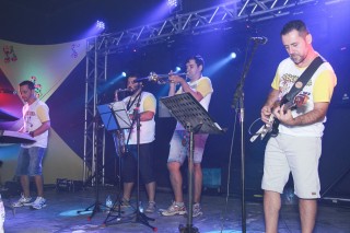 
<a style='margin-left: 5px;' class='btn btn-xs btn-social btn-facebook' href='https://www.facebook.com/sharer/sharer.php?u=https://www.galeramix.com.br/imagem/a1/800-800-90/conteudo/site_galerias/1/img1400.jpg' rel='popup' data-width='500' data-height='400'><i class='fa fa-facebook'></i>Compartilhar <span class='hidden-xs'>no Facebook</span>
</a> 
<a class='btn btn-default btn-xs' target='_blank' href='imagem/a1/800-800-90/conteudo/site_galerias/1/img1400.jpg'>
<span class='glyphicon glyphicon-cloud-download'></span> Salvar
</a>
