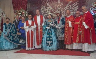 
                                    <a style='margin-left: 5px;' class='btn btn-xs btn-social btn-facebook' href='https://www.facebook.com/sharer/sharer.php?u=https://www.galeramix.com.br/imagem/a104/800-800-90/conteudo/site_galerias/104/01-festa-do-divino-espirito-santo-tijucas-galeramix-26.jpg' rel='popup' data-width='500' data-height='400'><i class='fa fa-facebook'></i>Compartilhar <span class='hidden-xs'>no Facebook</span>
                                </a> 
                                <a class='btn btn-default btn-xs' target='_blank' href='imagem/a104/800-800-90/conteudo/site_galerias/104/01-festa-do-divino-espirito-santo-tijucas-galeramix-26.jpg'>
                                    <span class='glyphicon glyphicon-cloud-download'></span> Salvar
                                </a>
                                