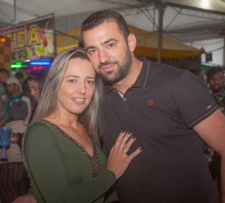 
                <a style='margin-left: 5px;' class='btn btn-xs btn-social btn-facebook' href='https://www.facebook.com/sharer/sharer.php?u=https://www.galeramix.com.br/imagem/a104/800-800-90/conteudo/site_galerias/104/festa-do-divino-espirito-santo-tijucas-galeramix-13.jpg' rel='popup' data-width='500' data-height='400'><i class='fa fa-facebook'></i>Compartilhar <span class='hidden-xs'>no Facebook</span>
            </a> 
            <a class='btn btn-default btn-xs' target='_blank' href='imagem/a104/800-800-90/conteudo/site_galerias/104/festa-do-divino-espirito-santo-tijucas-galeramix-13.jpg'>
                <span class='glyphicon glyphicon-cloud-download'></span> Salvar
            </a>
            