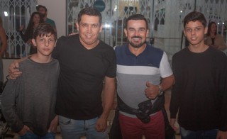 
            <a style='margin-left: 5px;' class='btn btn-xs btn-social btn-facebook' href='https://www.facebook.com/sharer/sharer.php?u=https://www.galeramix.com.br/imagem/a104/800-800-90/conteudo/site_galerias/104/festa-do-divino-espirito-santo-tijucas-galeramix-14.jpg' rel='popup' data-width='500' data-height='400'><i class='fa fa-facebook'></i>Compartilhar <span class='hidden-xs'>no Facebook</span>
        </a> 
        <a class='btn btn-default btn-xs' target='_blank' href='imagem/a104/800-800-90/conteudo/site_galerias/104/festa-do-divino-espirito-santo-tijucas-galeramix-14.jpg'>
            <span class='glyphicon glyphicon-cloud-download'></span> Salvar
        </a>
        