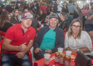 
<a style='margin-left: 5px;' class='btn btn-xs btn-social btn-facebook' href='https://www.facebook.com/sharer/sharer.php?u=https://www.galeramix.com.br/imagem/a104/800-800-90/conteudo/site_galerias/104/festa-do-divino-espirito-santo-tijucas-galeramix-18.jpg' rel='popup' data-width='500' data-height='400'><i class='fa fa-facebook'></i>Compartilhar <span class='hidden-xs'>no Facebook</span>
</a> 
<a class='btn btn-default btn-xs' target='_blank' href='imagem/a104/800-800-90/conteudo/site_galerias/104/festa-do-divino-espirito-santo-tijucas-galeramix-18.jpg'>
<span class='glyphicon glyphicon-cloud-download'></span> Salvar
</a>
