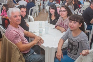 
<a style='margin-left: 5px;' class='btn btn-xs btn-social btn-facebook' href='https://www.facebook.com/sharer/sharer.php?u=https://www.galeramix.com.br/imagem/a104/800-800-90/conteudo/site_galerias/104/festa-do-divino-espirito-santo-tijucas-galeramix-28.jpg' rel='popup' data-width='500' data-height='400'><i class='fa fa-facebook'></i>Compartilhar <span class='hidden-xs'>no Facebook</span>
</a> 
<a class='btn btn-default btn-xs' target='_blank' href='imagem/a104/800-800-90/conteudo/site_galerias/104/festa-do-divino-espirito-santo-tijucas-galeramix-28.jpg'>
<span class='glyphicon glyphicon-cloud-download'></span> Salvar
</a>
