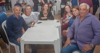 
<a style='margin-left: 5px;' class='btn btn-xs btn-social btn-facebook' href='https://www.facebook.com/sharer/sharer.php?u=https://www.galeramix.com.br/imagem/a104/800-800-90/conteudo/site_galerias/104/festa-do-divino-espirito-santo-tijucas-galeramix-30.jpg' rel='popup' data-width='500' data-height='400'><i class='fa fa-facebook'></i>Compartilhar <span class='hidden-xs'>no Facebook</span>
</a> 
<a class='btn btn-default btn-xs' target='_blank' href='imagem/a104/800-800-90/conteudo/site_galerias/104/festa-do-divino-espirito-santo-tijucas-galeramix-30.jpg'>
<span class='glyphicon glyphicon-cloud-download'></span> Salvar
</a>
