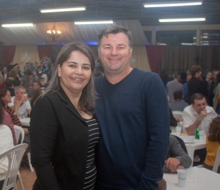 
<a style='margin-left: 5px;' class='btn btn-xs btn-social btn-facebook' href='https://www.facebook.com/sharer/sharer.php?u=https://www.galeramix.com.br/imagem/a104/800-800-90/conteudo/site_galerias/104/festa-do-divino-espirito-santo-tijucas-galeramix-33.jpg' rel='popup' data-width='500' data-height='400'><i class='fa fa-facebook'></i>Compartilhar <span class='hidden-xs'>no Facebook</span>
</a> 
<a class='btn btn-default btn-xs' target='_blank' href='imagem/a104/800-800-90/conteudo/site_galerias/104/festa-do-divino-espirito-santo-tijucas-galeramix-33.jpg'>
<span class='glyphicon glyphicon-cloud-download'></span> Salvar
</a>
