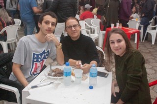 
                                <a style='margin-left: 5px;' class='btn btn-xs btn-social btn-facebook' href='https://www.facebook.com/sharer/sharer.php?u=https://www.galeramix.com.br/imagem/a106/800-800-90/conteudo/site_galerias/106/img4372.jpg' rel='popup' data-width='500' data-height='400'><i class='fa fa-facebook'></i>Compartilhar <span class='hidden-xs'>no Facebook</span>
                            </a> 
                            <a class='btn btn-default btn-xs' target='_blank' href='imagem/a106/800-800-90/conteudo/site_galerias/106/img4372.jpg'>
                                <span class='glyphicon glyphicon-cloud-download'></span> Salvar
                            </a>
                            