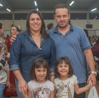 
    <a style='margin-left: 5px;' class='btn btn-xs btn-social btn-facebook' href='https://www.facebook.com/sharer/sharer.php?u=https://www.galeramix.com.br/imagem/a106/800-800-90/conteudo/site_galerias/106/img4399.jpg' rel='popup' data-width='500' data-height='400'><i class='fa fa-facebook'></i>Compartilhar <span class='hidden-xs'>no Facebook</span>
</a> 
<a class='btn btn-default btn-xs' target='_blank' href='imagem/a106/800-800-90/conteudo/site_galerias/106/img4399.jpg'>
    <span class='glyphicon glyphicon-cloud-download'></span> Salvar
</a>
