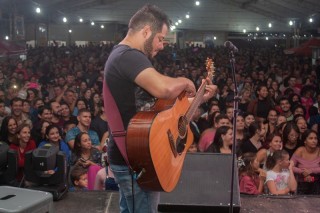 
<a style='margin-left: 5px;' class='btn btn-xs btn-social btn-facebook' href='https://www.facebook.com/sharer/sharer.php?u=https://www.galeramix.com.br/imagem/a106/800-800-90/conteudo/site_galerias/106/img4478.jpg' rel='popup' data-width='500' data-height='400'><i class='fa fa-facebook'></i>Compartilhar <span class='hidden-xs'>no Facebook</span>
</a> 
<a class='btn btn-default btn-xs' target='_blank' href='imagem/a106/800-800-90/conteudo/site_galerias/106/img4478.jpg'>
<span class='glyphicon glyphicon-cloud-download'></span> Salvar
</a>
