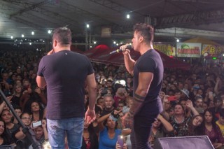 
<a style='margin-left: 5px;' class='btn btn-xs btn-social btn-facebook' href='https://www.facebook.com/sharer/sharer.php?u=https://www.galeramix.com.br/imagem/a106/800-800-90/conteudo/site_galerias/106/img4494.jpg' rel='popup' data-width='500' data-height='400'><i class='fa fa-facebook'></i>Compartilhar <span class='hidden-xs'>no Facebook</span>
</a> 
<a class='btn btn-default btn-xs' target='_blank' href='imagem/a106/800-800-90/conteudo/site_galerias/106/img4494.jpg'>
<span class='glyphicon glyphicon-cloud-download'></span> Salvar
</a>
