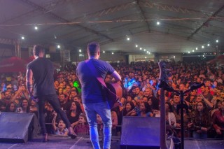 
<a style='margin-left: 5px;' class='btn btn-xs btn-social btn-facebook' href='https://www.facebook.com/sharer/sharer.php?u=https://www.galeramix.com.br/imagem/a106/800-800-90/conteudo/site_galerias/106/img4546.jpg' rel='popup' data-width='500' data-height='400'><i class='fa fa-facebook'></i>Compartilhar <span class='hidden-xs'>no Facebook</span>
</a> 
<a class='btn btn-default btn-xs' target='_blank' href='imagem/a106/800-800-90/conteudo/site_galerias/106/img4546.jpg'>
<span class='glyphicon glyphicon-cloud-download'></span> Salvar
</a>
