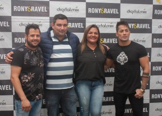 
<a style='margin-left: 5px;' class='btn btn-xs btn-social btn-facebook' href='https://www.facebook.com/sharer/sharer.php?u=https://www.galeramix.com.br/imagem/a106/800-800-90/conteudo/site_galerias/106/img4608.jpg' rel='popup' data-width='500' data-height='400'><i class='fa fa-facebook'></i>Compartilhar <span class='hidden-xs'>no Facebook</span>
</a> 
<a class='btn btn-default btn-xs' target='_blank' href='imagem/a106/800-800-90/conteudo/site_galerias/106/img4608.jpg'>
<span class='glyphicon glyphicon-cloud-download'></span> Salvar
</a>
