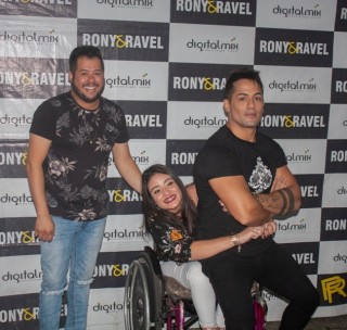 
<a style='margin-left: 5px;' class='btn btn-xs btn-social btn-facebook' href='https://www.facebook.com/sharer/sharer.php?u=https://www.galeramix.com.br/imagem/a106/800-800-90/conteudo/site_galerias/106/img4618.jpg' rel='popup' data-width='500' data-height='400'><i class='fa fa-facebook'></i>Compartilhar <span class='hidden-xs'>no Facebook</span>
</a> 
<a class='btn btn-default btn-xs' target='_blank' href='imagem/a106/800-800-90/conteudo/site_galerias/106/img4618.jpg'>
<span class='glyphicon glyphicon-cloud-download'></span> Salvar
</a>
