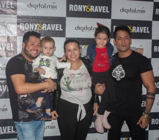 
<a style='margin-left: 5px;' class='btn btn-xs btn-social btn-facebook' href='https://www.facebook.com/sharer/sharer.php?u=https://www.galeramix.com.br/imagem/a106/800-800-90/conteudo/site_galerias/106/img4620.jpg' rel='popup' data-width='500' data-height='400'><i class='fa fa-facebook'></i>Compartilhar <span class='hidden-xs'>no Facebook</span>
</a> 
<a class='btn btn-default btn-xs' target='_blank' href='imagem/a106/800-800-90/conteudo/site_galerias/106/img4620.jpg'>
<span class='glyphicon glyphicon-cloud-download'></span> Salvar
</a>
