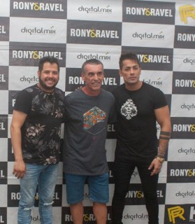 
<a style='margin-left: 5px;' class='btn btn-xs btn-social btn-facebook' href='https://www.facebook.com/sharer/sharer.php?u=https://www.galeramix.com.br/imagem/a106/800-800-90/conteudo/site_galerias/106/img4626.jpg' rel='popup' data-width='500' data-height='400'><i class='fa fa-facebook'></i>Compartilhar <span class='hidden-xs'>no Facebook</span>
</a> 
<a class='btn btn-default btn-xs' target='_blank' href='imagem/a106/800-800-90/conteudo/site_galerias/106/img4626.jpg'>
<span class='glyphicon glyphicon-cloud-download'></span> Salvar
</a>
