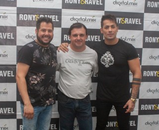 
<a style='margin-left: 5px;' class='btn btn-xs btn-social btn-facebook' href='https://www.facebook.com/sharer/sharer.php?u=https://www.galeramix.com.br/imagem/a106/800-800-90/conteudo/site_galerias/106/img4627.jpg' rel='popup' data-width='500' data-height='400'><i class='fa fa-facebook'></i>Compartilhar <span class='hidden-xs'>no Facebook</span>
</a> 
<a class='btn btn-default btn-xs' target='_blank' href='imagem/a106/800-800-90/conteudo/site_galerias/106/img4627.jpg'>
<span class='glyphicon glyphicon-cloud-download'></span> Salvar
</a>
