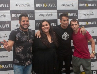 
<a style='margin-left: 5px;' class='btn btn-xs btn-social btn-facebook' href='https://www.facebook.com/sharer/sharer.php?u=https://www.galeramix.com.br/imagem/a106/800-800-90/conteudo/site_galerias/106/img4630.jpg' rel='popup' data-width='500' data-height='400'><i class='fa fa-facebook'></i>Compartilhar <span class='hidden-xs'>no Facebook</span>
</a> 
<a class='btn btn-default btn-xs' target='_blank' href='imagem/a106/800-800-90/conteudo/site_galerias/106/img4630.jpg'>
<span class='glyphicon glyphicon-cloud-download'></span> Salvar
</a>
