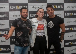 
<a style='margin-left: 5px;' class='btn btn-xs btn-social btn-facebook' href='https://www.facebook.com/sharer/sharer.php?u=https://www.galeramix.com.br/imagem/a106/800-800-90/conteudo/site_galerias/106/img4639.jpg' rel='popup' data-width='500' data-height='400'><i class='fa fa-facebook'></i>Compartilhar <span class='hidden-xs'>no Facebook</span>
</a> 
<a class='btn btn-default btn-xs' target='_blank' href='imagem/a106/800-800-90/conteudo/site_galerias/106/img4639.jpg'>
<span class='glyphicon glyphicon-cloud-download'></span> Salvar
</a>
