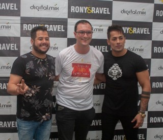 
<a style='margin-left: 5px;' class='btn btn-xs btn-social btn-facebook' href='https://www.facebook.com/sharer/sharer.php?u=https://www.galeramix.com.br/imagem/a106/800-800-90/conteudo/site_galerias/106/img4640.jpg' rel='popup' data-width='500' data-height='400'><i class='fa fa-facebook'></i>Compartilhar <span class='hidden-xs'>no Facebook</span>
</a> 
<a class='btn btn-default btn-xs' target='_blank' href='imagem/a106/800-800-90/conteudo/site_galerias/106/img4640.jpg'>
<span class='glyphicon glyphicon-cloud-download'></span> Salvar
</a>
