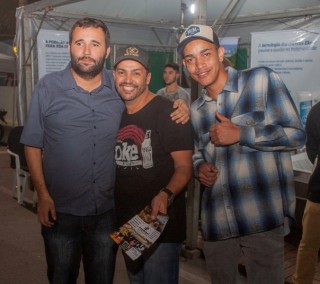 
<a style='margin-left: 5px;' class='btn btn-xs btn-social btn-facebook' href='https://www.facebook.com/sharer/sharer.php?u=https://www.galeramix.com.br/imagem/a106/800-800-90/conteudo/site_galerias/106/img4654.jpg' rel='popup' data-width='500' data-height='400'><i class='fa fa-facebook'></i>Compartilhar <span class='hidden-xs'>no Facebook</span>
</a> 
<a class='btn btn-default btn-xs' target='_blank' href='imagem/a106/800-800-90/conteudo/site_galerias/106/img4654.jpg'>
<span class='glyphicon glyphicon-cloud-download'></span> Salvar
</a>
