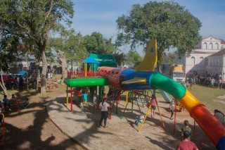 
                                <a style='margin-left: 5px;' class='btn btn-xs btn-social btn-facebook' href='https://www.facebook.com/sharer/sharer.php?u=https://www.galeramix.com.br/imagem/a108/800-800-90/conteudo/site_galerias/108/tijucasaaniversario-159-anos-tijucas-galera-mix-31.jpg' rel='popup' data-width='500' data-height='400'><i class='fa fa-facebook'></i>Compartilhar <span class='hidden-xs'>no Facebook</span>
                            </a> 
                            <a class='btn btn-default btn-xs' target='_blank' href='imagem/a108/800-800-90/conteudo/site_galerias/108/tijucasaaniversario-159-anos-tijucas-galera-mix-31.jpg'>
                                <span class='glyphicon glyphicon-cloud-download'></span> Salvar
                            </a>
                            