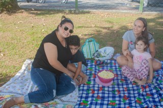 
                            <a style='margin-left: 5px;' class='btn btn-xs btn-social btn-facebook' href='https://www.facebook.com/sharer/sharer.php?u=https://www.galeramix.com.br/imagem/a108/800-800-90/conteudo/site_galerias/108/tijucasaaniversario-159-anos-tijucas-galera-mix-32.jpg' rel='popup' data-width='500' data-height='400'><i class='fa fa-facebook'></i>Compartilhar <span class='hidden-xs'>no Facebook</span>
                        </a> 
                        <a class='btn btn-default btn-xs' target='_blank' href='imagem/a108/800-800-90/conteudo/site_galerias/108/tijucasaaniversario-159-anos-tijucas-galera-mix-32.jpg'>
                            <span class='glyphicon glyphicon-cloud-download'></span> Salvar
                        </a>
                        