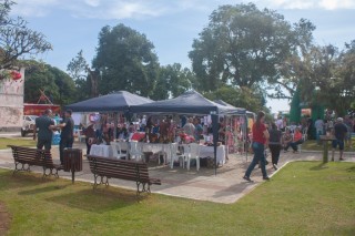 
                <a style='margin-left: 5px;' class='btn btn-xs btn-social btn-facebook' href='https://www.facebook.com/sharer/sharer.php?u=https://www.galeramix.com.br/imagem/a108/800-800-90/conteudo/site_galerias/108/tijucasaaniversario-159-anos-tijucas-galera-mix-35.jpg' rel='popup' data-width='500' data-height='400'><i class='fa fa-facebook'></i>Compartilhar <span class='hidden-xs'>no Facebook</span>
            </a> 
            <a class='btn btn-default btn-xs' target='_blank' href='imagem/a108/800-800-90/conteudo/site_galerias/108/tijucasaaniversario-159-anos-tijucas-galera-mix-35.jpg'>
                <span class='glyphicon glyphicon-cloud-download'></span> Salvar
            </a>
            