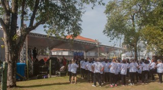 
<a style='margin-left: 5px;' class='btn btn-xs btn-social btn-facebook' href='https://www.facebook.com/sharer/sharer.php?u=https://www.galeramix.com.br/imagem/a108/800-800-90/conteudo/site_galerias/108/tijucasaaniversario-159-anos-tijucas-galera-mix-41.jpg' rel='popup' data-width='500' data-height='400'><i class='fa fa-facebook'></i>Compartilhar <span class='hidden-xs'>no Facebook</span>
</a> 
<a class='btn btn-default btn-xs' target='_blank' href='imagem/a108/800-800-90/conteudo/site_galerias/108/tijucasaaniversario-159-anos-tijucas-galera-mix-41.jpg'>
<span class='glyphicon glyphicon-cloud-download'></span> Salvar
</a>
