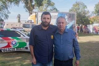 
<a style='margin-left: 5px;' class='btn btn-xs btn-social btn-facebook' href='https://www.facebook.com/sharer/sharer.php?u=https://www.galeramix.com.br/imagem/a108/800-800-90/conteudo/site_galerias/108/tijucasaaniversario-159-anos-tijucas-galera-mix-55.jpg' rel='popup' data-width='500' data-height='400'><i class='fa fa-facebook'></i>Compartilhar <span class='hidden-xs'>no Facebook</span>
</a> 
<a class='btn btn-default btn-xs' target='_blank' href='imagem/a108/800-800-90/conteudo/site_galerias/108/tijucasaaniversario-159-anos-tijucas-galera-mix-55.jpg'>
<span class='glyphicon glyphicon-cloud-download'></span> Salvar
</a>
