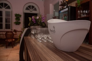 
                    <a style='margin-left: 5px;' class='btn btn-xs btn-social btn-facebook' href='https://www.facebook.com/sharer/sharer.php?u=https://www.galeramix.com.br/imagem/a109/800-800-90/conteudo/site_galerias/109/nona-cre-tijucas-jantar-dia-dos-namorados-galeramix-13.jpg' rel='popup' data-width='500' data-height='400'><i class='fa fa-facebook'></i>Compartilhar <span class='hidden-xs'>no Facebook</span>
                </a> 
                <a class='btn btn-default btn-xs' target='_blank' href='imagem/a109/800-800-90/conteudo/site_galerias/109/nona-cre-tijucas-jantar-dia-dos-namorados-galeramix-13.jpg'>
                    <span class='glyphicon glyphicon-cloud-download'></span> Salvar
                </a>
                