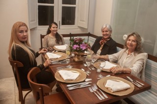 
<a style='margin-left: 5px;' class='btn btn-xs btn-social btn-facebook' href='https://www.facebook.com/sharer/sharer.php?u=https://www.galeramix.com.br/imagem/a109/800-800-90/conteudo/site_galerias/109/nona-cre-tijucas-jantar-dia-dos-namorados-galeramix-2.jpg' rel='popup' data-width='500' data-height='400'><i class='fa fa-facebook'></i>Compartilhar <span class='hidden-xs'>no Facebook</span>
</a> 
<a class='btn btn-default btn-xs' target='_blank' href='imagem/a109/800-800-90/conteudo/site_galerias/109/nona-cre-tijucas-jantar-dia-dos-namorados-galeramix-2.jpg'>
<span class='glyphicon glyphicon-cloud-download'></span> Salvar
</a>
