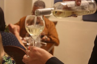 
<a style='margin-left: 5px;' class='btn btn-xs btn-social btn-facebook' href='https://www.facebook.com/sharer/sharer.php?u=https://www.galeramix.com.br/imagem/a109/800-800-90/conteudo/site_galerias/109/nona-cre-tijucas-jantar-dia-dos-namorados-galeramix-42.jpg' rel='popup' data-width='500' data-height='400'><i class='fa fa-facebook'></i>Compartilhar <span class='hidden-xs'>no Facebook</span>
</a> 
<a class='btn btn-default btn-xs' target='_blank' href='imagem/a109/800-800-90/conteudo/site_galerias/109/nona-cre-tijucas-jantar-dia-dos-namorados-galeramix-42.jpg'>
<span class='glyphicon glyphicon-cloud-download'></span> Salvar
</a>
