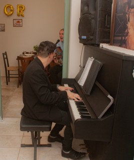 
<a style='margin-left: 5px;' class='btn btn-xs btn-social btn-facebook' href='https://www.facebook.com/sharer/sharer.php?u=https://www.galeramix.com.br/imagem/a109/800-800-90/conteudo/site_galerias/109/nona-cre-tijucas-jantar-dia-dos-namorados-galeramix-50.jpg' rel='popup' data-width='500' data-height='400'><i class='fa fa-facebook'></i>Compartilhar <span class='hidden-xs'>no Facebook</span>
</a> 
<a class='btn btn-default btn-xs' target='_blank' href='imagem/a109/800-800-90/conteudo/site_galerias/109/nona-cre-tijucas-jantar-dia-dos-namorados-galeramix-50.jpg'>
<span class='glyphicon glyphicon-cloud-download'></span> Salvar
</a>
