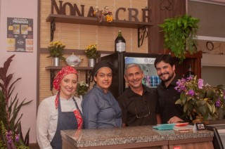 
<a style='margin-left: 5px;' class='btn btn-xs btn-social btn-facebook' href='https://www.facebook.com/sharer/sharer.php?u=https://www.galeramix.com.br/imagem/a109/800-800-90/conteudo/site_galerias/109/nona-cre-tijucas-jantar-dia-dos-namorados-galeramix-54.jpg' rel='popup' data-width='500' data-height='400'><i class='fa fa-facebook'></i>Compartilhar <span class='hidden-xs'>no Facebook</span>
</a> 
<a class='btn btn-default btn-xs' target='_blank' href='imagem/a109/800-800-90/conteudo/site_galerias/109/nona-cre-tijucas-jantar-dia-dos-namorados-galeramix-54.jpg'>
<span class='glyphicon glyphicon-cloud-download'></span> Salvar
</a>
