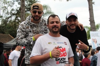 
                <a style='margin-left: 5px;' class='btn btn-xs btn-social btn-facebook' href='https://www.facebook.com/sharer/sharer.php?u=https://www.galeramix.com.br/imagem/a110/800-800-90/conteudo/site_galerias/110/feijoada-do-jean-negao-2019-102.jpg' rel='popup' data-width='500' data-height='400'><i class='fa fa-facebook'></i>Compartilhar <span class='hidden-xs'>no Facebook</span>
            </a> 
            <a class='btn btn-default btn-xs' target='_blank' href='imagem/a110/800-800-90/conteudo/site_galerias/110/feijoada-do-jean-negao-2019-102.jpg'>
                <span class='glyphicon glyphicon-cloud-download'></span> Salvar
            </a>
            