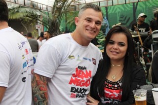 
            <a style='margin-left: 5px;' class='btn btn-xs btn-social btn-facebook' href='https://www.facebook.com/sharer/sharer.php?u=https://www.galeramix.com.br/imagem/a110/800-800-90/conteudo/site_galerias/110/feijoada-do-jean-negao-2019-103.jpg' rel='popup' data-width='500' data-height='400'><i class='fa fa-facebook'></i>Compartilhar <span class='hidden-xs'>no Facebook</span>
        </a> 
        <a class='btn btn-default btn-xs' target='_blank' href='imagem/a110/800-800-90/conteudo/site_galerias/110/feijoada-do-jean-negao-2019-103.jpg'>
            <span class='glyphicon glyphicon-cloud-download'></span> Salvar
        </a>
        