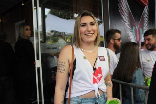 
        <a style='margin-left: 5px;' class='btn btn-xs btn-social btn-facebook' href='https://www.facebook.com/sharer/sharer.php?u=https://www.galeramix.com.br/imagem/a110/800-800-90/conteudo/site_galerias/110/feijoada-do-jean-negao-2019-104.jpg' rel='popup' data-width='500' data-height='400'><i class='fa fa-facebook'></i>Compartilhar <span class='hidden-xs'>no Facebook</span>
    </a> 
    <a class='btn btn-default btn-xs' target='_blank' href='imagem/a110/800-800-90/conteudo/site_galerias/110/feijoada-do-jean-negao-2019-104.jpg'>
        <span class='glyphicon glyphicon-cloud-download'></span> Salvar
    </a>
    