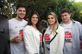 
<a style='margin-left: 5px;' class='btn btn-xs btn-social btn-facebook' href='https://www.facebook.com/sharer/sharer.php?u=https://www.galeramix.com.br/imagem/a110/800-800-90/conteudo/site_galerias/110/feijoada-do-jean-negao-2019-110.jpg' rel='popup' data-width='500' data-height='400'><i class='fa fa-facebook'></i>Compartilhar <span class='hidden-xs'>no Facebook</span>
</a> 
<a class='btn btn-default btn-xs' target='_blank' href='imagem/a110/800-800-90/conteudo/site_galerias/110/feijoada-do-jean-negao-2019-110.jpg'>
<span class='glyphicon glyphicon-cloud-download'></span> Salvar
</a>
