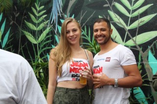 
<a style='margin-left: 5px;' class='btn btn-xs btn-social btn-facebook' href='https://www.facebook.com/sharer/sharer.php?u=https://www.galeramix.com.br/imagem/a110/800-800-90/conteudo/site_galerias/110/feijoada-do-jean-negao-2019-116.jpg' rel='popup' data-width='500' data-height='400'><i class='fa fa-facebook'></i>Compartilhar <span class='hidden-xs'>no Facebook</span>
</a> 
<a class='btn btn-default btn-xs' target='_blank' href='imagem/a110/800-800-90/conteudo/site_galerias/110/feijoada-do-jean-negao-2019-116.jpg'>
<span class='glyphicon glyphicon-cloud-download'></span> Salvar
</a>
