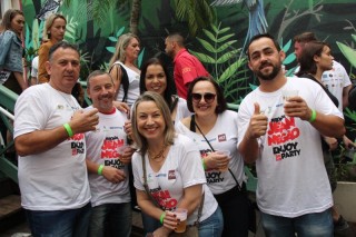 
<a style='margin-left: 5px;' class='btn btn-xs btn-social btn-facebook' href='https://www.facebook.com/sharer/sharer.php?u=https://www.galeramix.com.br/imagem/a110/800-800-90/conteudo/site_galerias/110/feijoada-do-jean-negao-2019-117.jpg' rel='popup' data-width='500' data-height='400'><i class='fa fa-facebook'></i>Compartilhar <span class='hidden-xs'>no Facebook</span>
</a> 
<a class='btn btn-default btn-xs' target='_blank' href='imagem/a110/800-800-90/conteudo/site_galerias/110/feijoada-do-jean-negao-2019-117.jpg'>
<span class='glyphicon glyphicon-cloud-download'></span> Salvar
</a>
