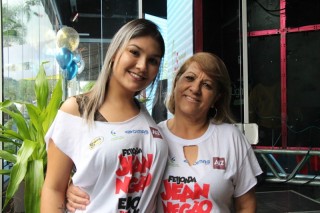 
<a style='margin-left: 5px;' class='btn btn-xs btn-social btn-facebook' href='https://www.facebook.com/sharer/sharer.php?u=https://www.galeramix.com.br/imagem/a110/800-800-90/conteudo/site_galerias/110/feijoada-do-jean-negao-2019-119.jpg' rel='popup' data-width='500' data-height='400'><i class='fa fa-facebook'></i>Compartilhar <span class='hidden-xs'>no Facebook</span>
</a> 
<a class='btn btn-default btn-xs' target='_blank' href='imagem/a110/800-800-90/conteudo/site_galerias/110/feijoada-do-jean-negao-2019-119.jpg'>
<span class='glyphicon glyphicon-cloud-download'></span> Salvar
</a>
