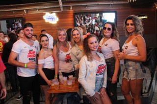 
<a style='margin-left: 5px;' class='btn btn-xs btn-social btn-facebook' href='https://www.facebook.com/sharer/sharer.php?u=https://www.galeramix.com.br/imagem/a110/800-800-90/conteudo/site_galerias/110/feijoada-do-jean-negao-2019-120.jpg' rel='popup' data-width='500' data-height='400'><i class='fa fa-facebook'></i>Compartilhar <span class='hidden-xs'>no Facebook</span>
</a> 
<a class='btn btn-default btn-xs' target='_blank' href='imagem/a110/800-800-90/conteudo/site_galerias/110/feijoada-do-jean-negao-2019-120.jpg'>
<span class='glyphicon glyphicon-cloud-download'></span> Salvar
</a>
