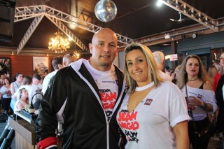 
<a style='margin-left: 5px;' class='btn btn-xs btn-social btn-facebook' href='https://www.facebook.com/sharer/sharer.php?u=https://www.galeramix.com.br/imagem/a110/800-800-90/conteudo/site_galerias/110/feijoada-do-jean-negao-2019-121.jpg' rel='popup' data-width='500' data-height='400'><i class='fa fa-facebook'></i>Compartilhar <span class='hidden-xs'>no Facebook</span>
</a> 
<a class='btn btn-default btn-xs' target='_blank' href='imagem/a110/800-800-90/conteudo/site_galerias/110/feijoada-do-jean-negao-2019-121.jpg'>
<span class='glyphicon glyphicon-cloud-download'></span> Salvar
</a>
