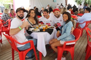 
<a style='margin-left: 5px;' class='btn btn-xs btn-social btn-facebook' href='https://www.facebook.com/sharer/sharer.php?u=https://www.galeramix.com.br/imagem/a110/800-800-90/conteudo/site_galerias/110/feijoada-do-jean-negao-2019-123.jpg' rel='popup' data-width='500' data-height='400'><i class='fa fa-facebook'></i>Compartilhar <span class='hidden-xs'>no Facebook</span>
</a> 
<a class='btn btn-default btn-xs' target='_blank' href='imagem/a110/800-800-90/conteudo/site_galerias/110/feijoada-do-jean-negao-2019-123.jpg'>
<span class='glyphicon glyphicon-cloud-download'></span> Salvar
</a>
