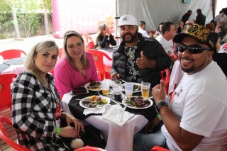 
<a style='margin-left: 5px;' class='btn btn-xs btn-social btn-facebook' href='https://www.facebook.com/sharer/sharer.php?u=https://www.galeramix.com.br/imagem/a110/800-800-90/conteudo/site_galerias/110/feijoada-do-jean-negao-2019-124.jpg' rel='popup' data-width='500' data-height='400'><i class='fa fa-facebook'></i>Compartilhar <span class='hidden-xs'>no Facebook</span>
</a> 
<a class='btn btn-default btn-xs' target='_blank' href='imagem/a110/800-800-90/conteudo/site_galerias/110/feijoada-do-jean-negao-2019-124.jpg'>
<span class='glyphicon glyphicon-cloud-download'></span> Salvar
</a>
