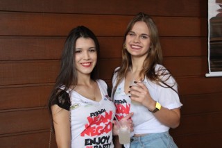 
<a style='margin-left: 5px;' class='btn btn-xs btn-social btn-facebook' href='https://www.facebook.com/sharer/sharer.php?u=https://www.galeramix.com.br/imagem/a110/800-800-90/conteudo/site_galerias/110/feijoada-do-jean-negao-2019-131.jpg' rel='popup' data-width='500' data-height='400'><i class='fa fa-facebook'></i>Compartilhar <span class='hidden-xs'>no Facebook</span>
</a> 
<a class='btn btn-default btn-xs' target='_blank' href='imagem/a110/800-800-90/conteudo/site_galerias/110/feijoada-do-jean-negao-2019-131.jpg'>
<span class='glyphicon glyphicon-cloud-download'></span> Salvar
</a>
