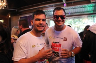 
<a style='margin-left: 5px;' class='btn btn-xs btn-social btn-facebook' href='https://www.facebook.com/sharer/sharer.php?u=https://www.galeramix.com.br/imagem/a110/800-800-90/conteudo/site_galerias/110/feijoada-do-jean-negao-2019-132.jpg' rel='popup' data-width='500' data-height='400'><i class='fa fa-facebook'></i>Compartilhar <span class='hidden-xs'>no Facebook</span>
</a> 
<a class='btn btn-default btn-xs' target='_blank' href='imagem/a110/800-800-90/conteudo/site_galerias/110/feijoada-do-jean-negao-2019-132.jpg'>
<span class='glyphicon glyphicon-cloud-download'></span> Salvar
</a>
