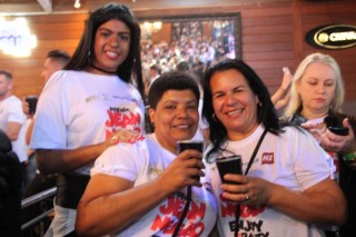 
<a style='margin-left: 5px;' class='btn btn-xs btn-social btn-facebook' href='https://www.facebook.com/sharer/sharer.php?u=https://www.galeramix.com.br/imagem/a110/800-800-90/conteudo/site_galerias/110/feijoada-do-jean-negao-2019-134.jpg' rel='popup' data-width='500' data-height='400'><i class='fa fa-facebook'></i>Compartilhar <span class='hidden-xs'>no Facebook</span>
</a> 
<a class='btn btn-default btn-xs' target='_blank' href='imagem/a110/800-800-90/conteudo/site_galerias/110/feijoada-do-jean-negao-2019-134.jpg'>
<span class='glyphicon glyphicon-cloud-download'></span> Salvar
</a>
