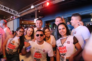 
<a style='margin-left: 5px;' class='btn btn-xs btn-social btn-facebook' href='https://www.facebook.com/sharer/sharer.php?u=https://www.galeramix.com.br/imagem/a110/800-800-90/conteudo/site_galerias/110/feijoada-do-jean-negao-2019-138.jpg' rel='popup' data-width='500' data-height='400'><i class='fa fa-facebook'></i>Compartilhar <span class='hidden-xs'>no Facebook</span>
</a> 
<a class='btn btn-default btn-xs' target='_blank' href='imagem/a110/800-800-90/conteudo/site_galerias/110/feijoada-do-jean-negao-2019-138.jpg'>
<span class='glyphicon glyphicon-cloud-download'></span> Salvar
</a>
