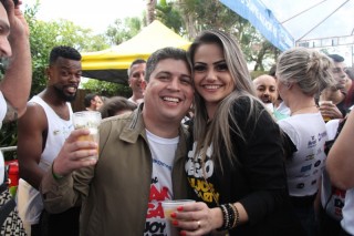 
<a style='margin-left: 5px;' class='btn btn-xs btn-social btn-facebook' href='https://www.facebook.com/sharer/sharer.php?u=https://www.galeramix.com.br/imagem/a110/800-800-90/conteudo/site_galerias/110/feijoada-do-jean-negao-2019-139.jpg' rel='popup' data-width='500' data-height='400'><i class='fa fa-facebook'></i>Compartilhar <span class='hidden-xs'>no Facebook</span>
</a> 
<a class='btn btn-default btn-xs' target='_blank' href='imagem/a110/800-800-90/conteudo/site_galerias/110/feijoada-do-jean-negao-2019-139.jpg'>
<span class='glyphicon glyphicon-cloud-download'></span> Salvar
</a>
