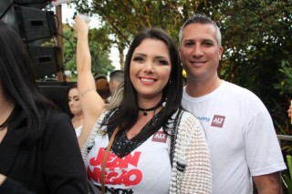 
<a style='margin-left: 5px;' class='btn btn-xs btn-social btn-facebook' href='https://www.facebook.com/sharer/sharer.php?u=https://www.galeramix.com.br/imagem/a110/800-800-90/conteudo/site_galerias/110/feijoada-do-jean-negao-2019-140.jpg' rel='popup' data-width='500' data-height='400'><i class='fa fa-facebook'></i>Compartilhar <span class='hidden-xs'>no Facebook</span>
</a> 
<a class='btn btn-default btn-xs' target='_blank' href='imagem/a110/800-800-90/conteudo/site_galerias/110/feijoada-do-jean-negao-2019-140.jpg'>
<span class='glyphicon glyphicon-cloud-download'></span> Salvar
</a>
